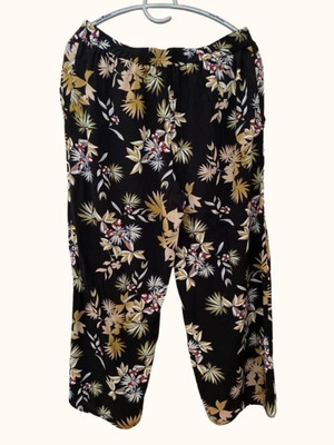 Capri pants size L used, black with floral tropical pattern