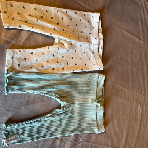Set of 2 baby leggings like new, Benetton 6-9 months and H&M 4-6 months
