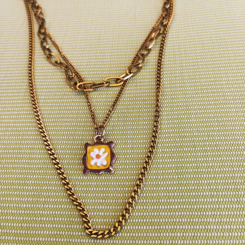Layering necklace with daisy pendant in vintage style, new, gold color
