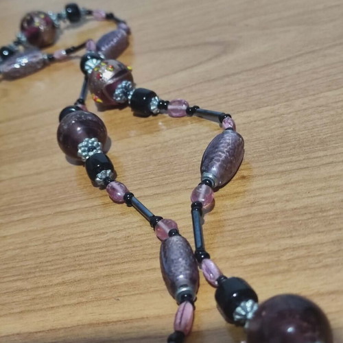 Murano stone necklace like new, pink and purple