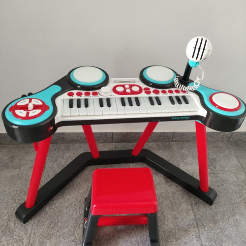 ELC children's piano keyboard like new with microphone and stool