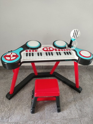 ELC children's piano keyboard like new with microphone and stool