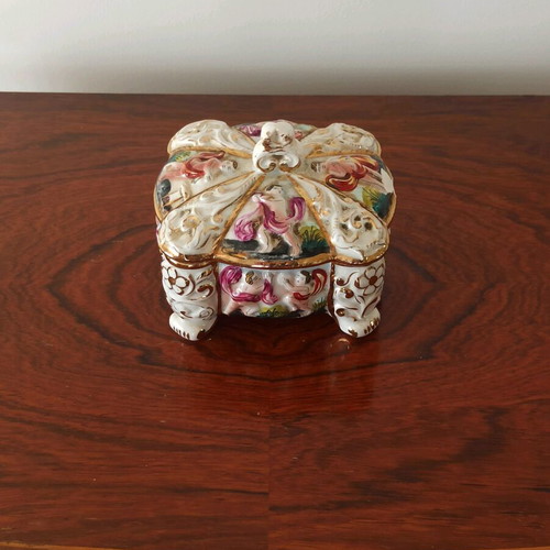 Capodimonte jewelry box used, porcelain with cherubs