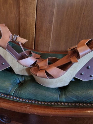 Fifth Avenue leather platform sandals size 41 used, poor condition