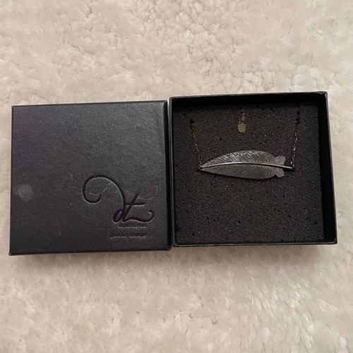 Silver Feather 925 necklace like new