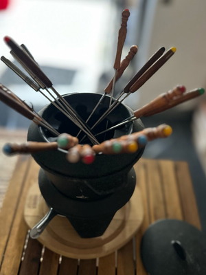 Vintage μαντεμένιο fondue για 8 άτομα με 18 ξύλινα sticks σαν καινούργιο