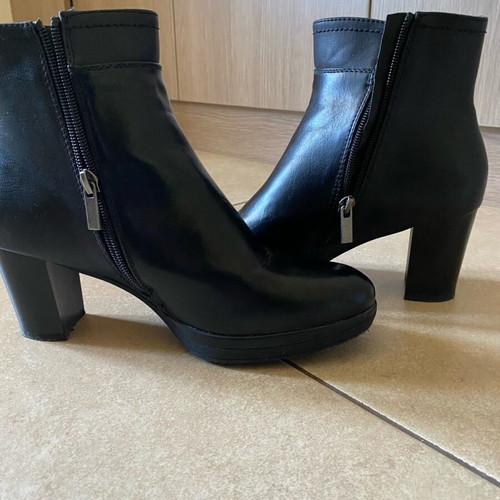 Women's black leather ankle boots size 38 like new