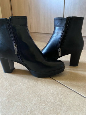 Women's black leather ankle boots size 38 like new