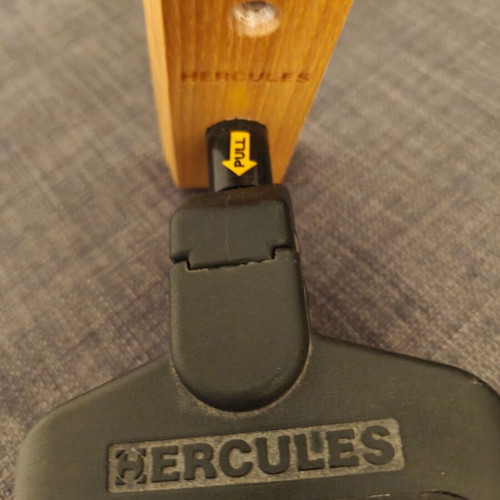 Hercules wall mount for guitar and bass like new