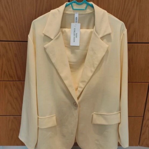 Yellow women's suit set like new, crepe fabric