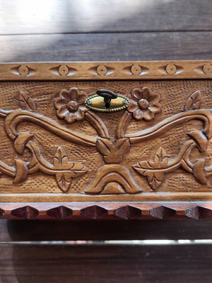 Wooden carved jewelry box like new, brown