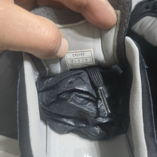 Cruyff sneakers size 42 new with glue stain