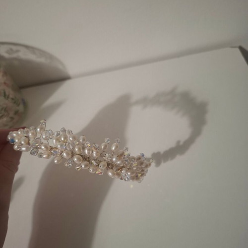 Bridal tiara, discreet and dazzling design