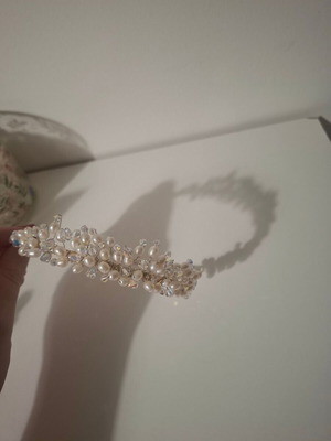 Bridal tiara, discreet and dazzling design