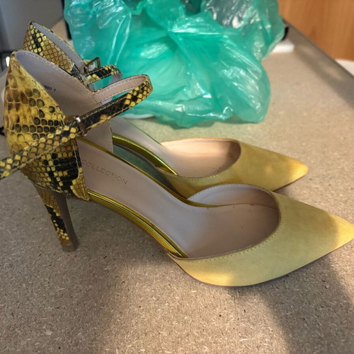 Yellow suede pumps size 38 almost new