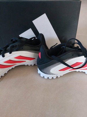 Ποδοσφαιρικά παπούτσια Adidas αφόρετα, μέγεθος 35, άσπρο και κόκκινο