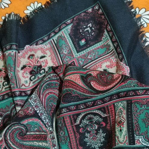 Large women's pashmina like new, multicolor, 115x115 cm