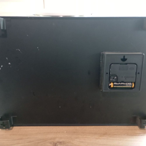 Wall clock set like new, analog, includes batteries