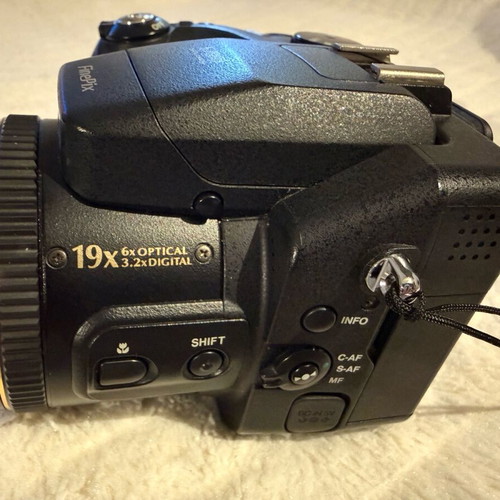 Fujifilm FinePix S7000 camera used, 6.3MP, 6x optical zoom, bridge type