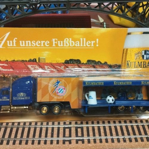 HO Scale Trucks like new, pack of 11 pieces