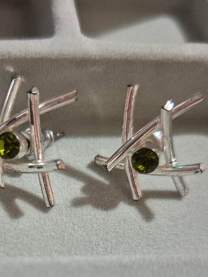 Earrings with green stone stud like new, diameter 1.5cm