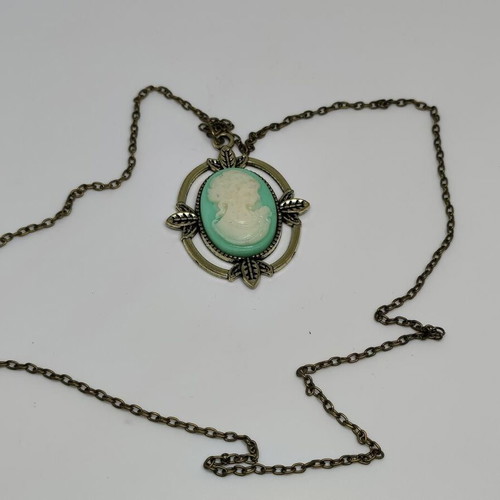 Vintage style pendant necklace with cameo decoration, like new
