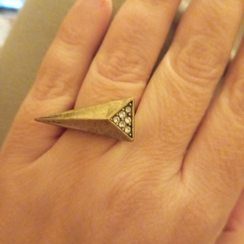 Ring used with unique design, white and gold colors