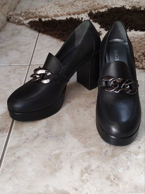 Leather loafers like new with chunky heel and buckle size 39