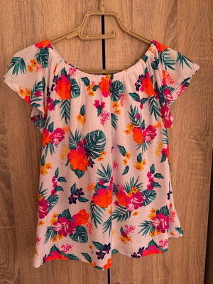 White top with colorful flowers Janina like new, size 34