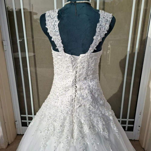 Elegant wedding dress size L white new with storage bag and petticoat