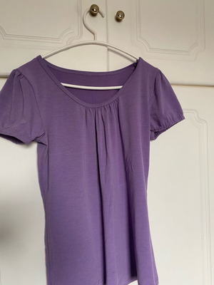Lilac short-sleeved top with sleeve details like new, size S-M