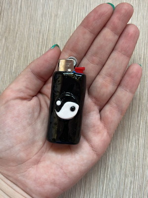 Θήκη handmade και όμορφο διακοσμητικό yin yang μαζί με τον αναπτήρα