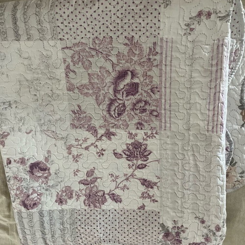 Quilted double-sided bedspread with floral design and pillowcases, new