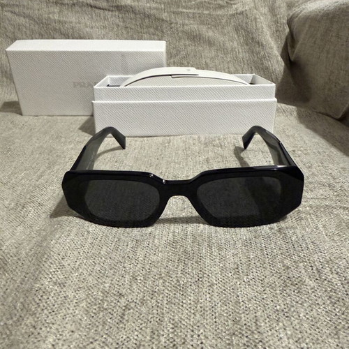 Prada sunglasses like new, black