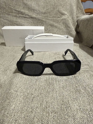 Prada sunglasses like new, black