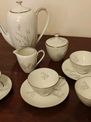 Porcelain tea set like new with 5 cups and 4 saucers