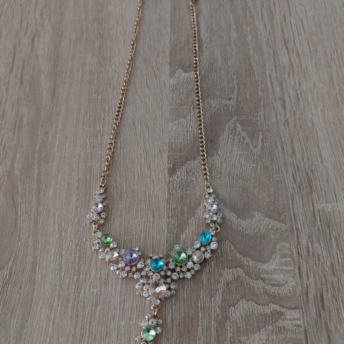 Women's Necklace with Pearls like new, gold tone