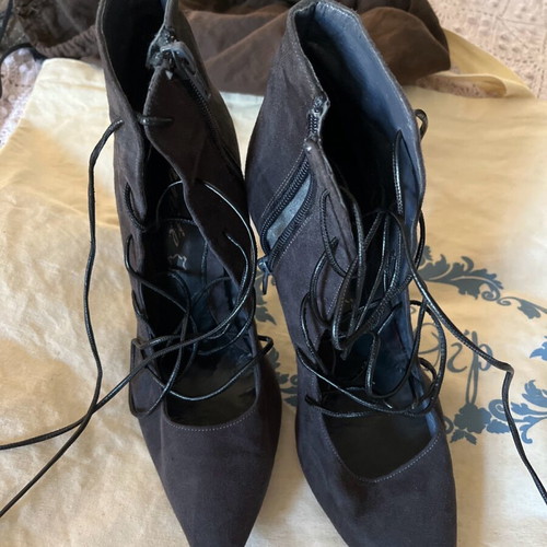 Sante lace-up heels size 39 narrow fit, heels need replacement