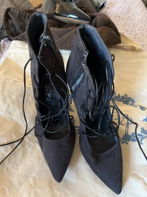 Sante lace-up heels size 39 narrow fit, heels need replacement