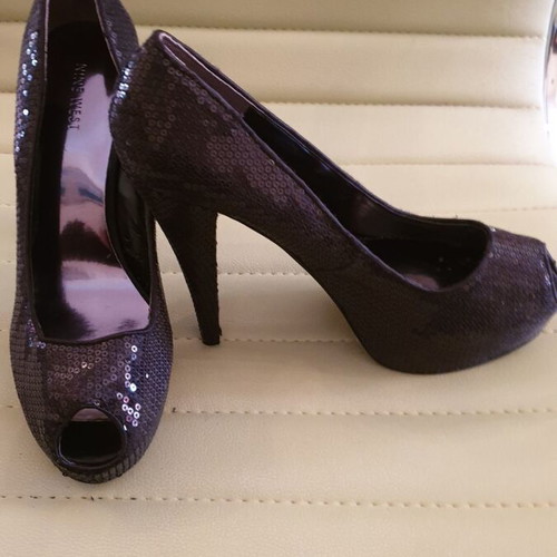 Nine West peep toe pumps new, size 41, black with sequins