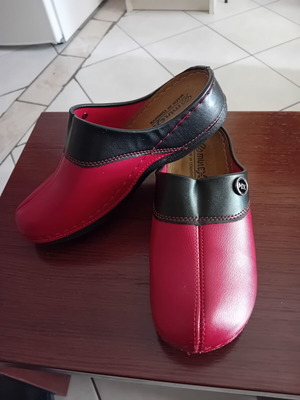 Women's anatomical slippers new, size 39, black and red