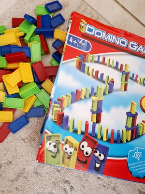 Mini Domino Board Game like new with 100 colorful blocks