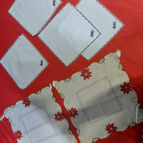 Christmas embroidered machine-sewn set of 9 table linens like new