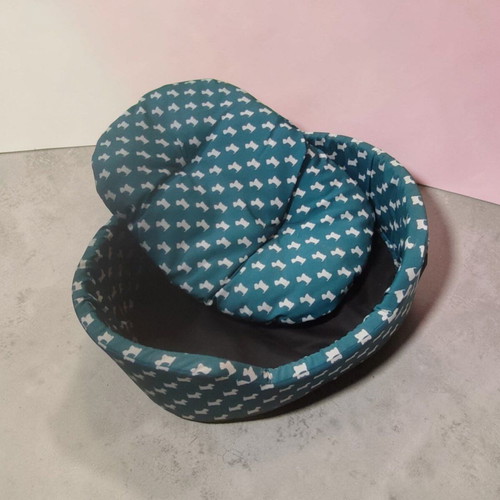Dog and cat bed new with double-sided cushion