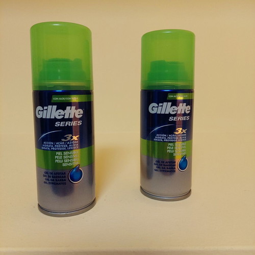 GILLETTE SENSITIVE SHAVING GEL 2 PIECES IN EXCELLENT CONDITION