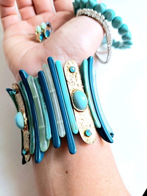 Earrings with bracelets like new, blue and green