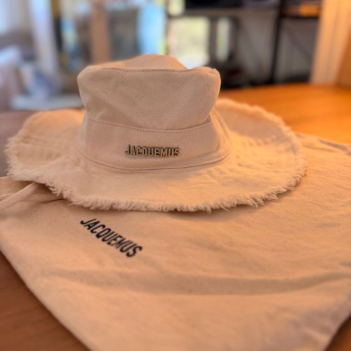 Jacquemus hat size 56 beige like new