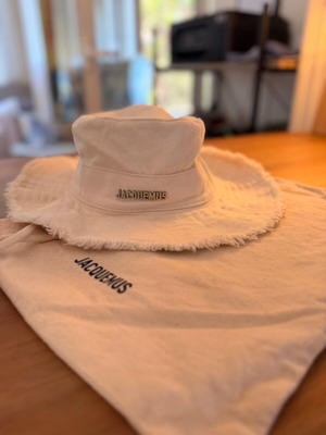 Jacquemus hat size 56 beige like new