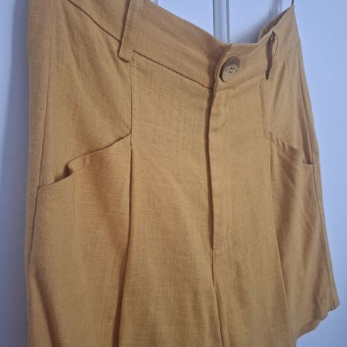 Mustard shorts with pockets like new