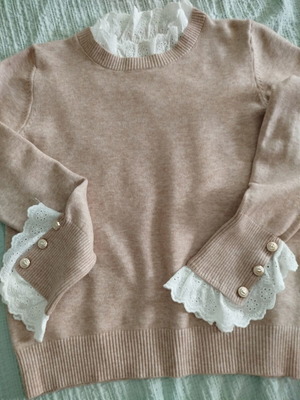 Women's pink pullover like new with lace cuffs and buttons, size L